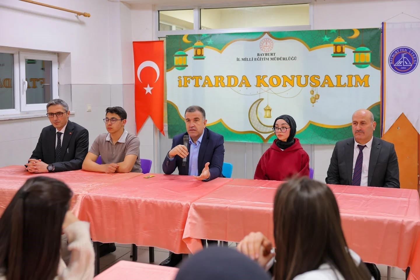 Vali Eldivan, Bayburt Fen Lisesi &ouml;ğrencileriyle iftarda buluştu
