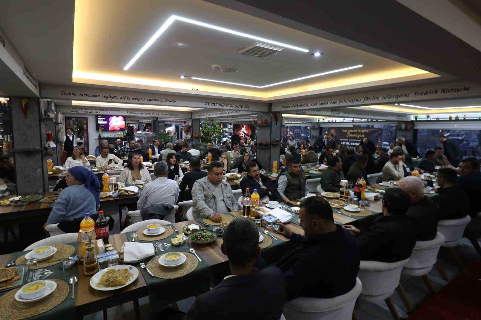Başkan Özel, muhtarlarla iftarda bir araya geldi