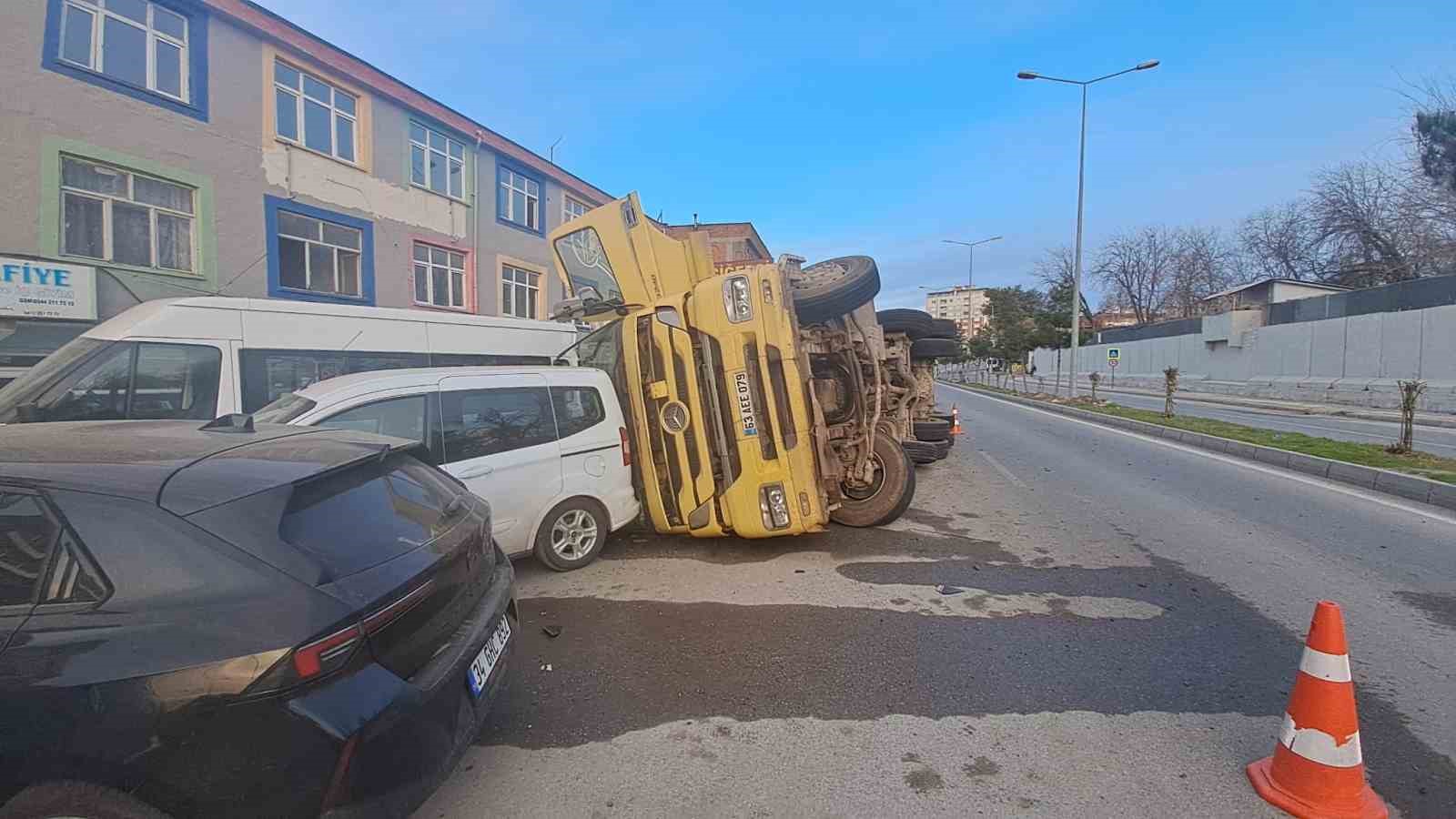 Devrilen tır park halindeki 7 araca çarptı