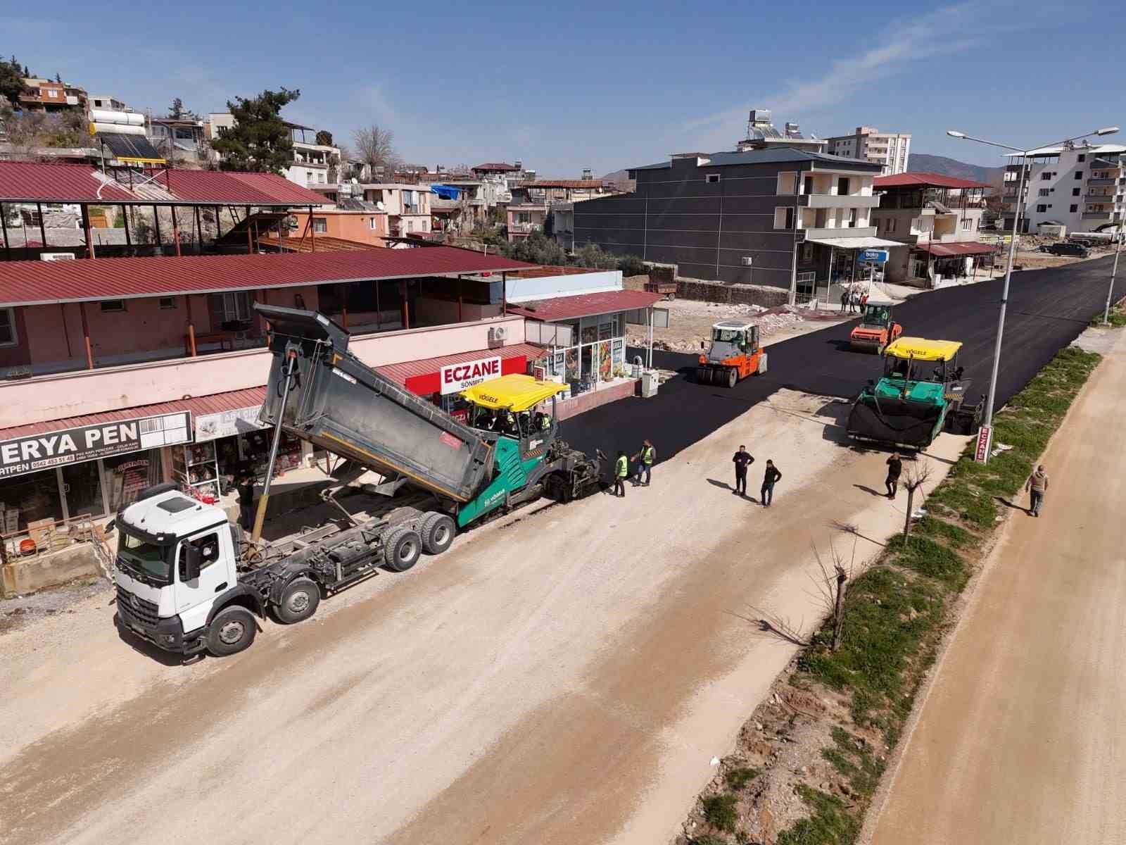 Hatay B&uuml;y&uuml;kşehir Belediyesi, Yol&ccedil;atı&rsquo;nda asfalt serimine başladı

