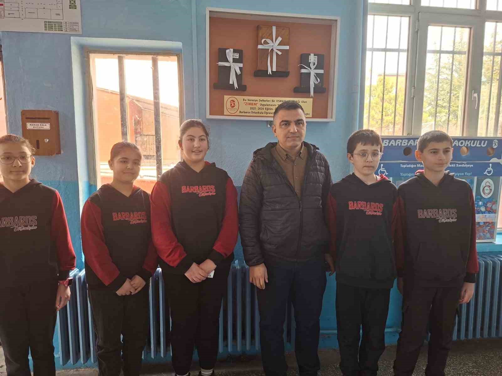 Topladıkları para ile 3 bakkalın veresiye defterini satın alan &ouml;ğretmen ve &ouml;ğrenciler y&uuml;rekleri ısıttı
