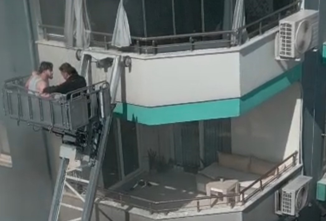 Annesi tarafından terk edilen &ccedil;ocuk b&uuml;y&uuml;d&uuml;, yangında mahsur kalan bebeğin kahramanı oldu
