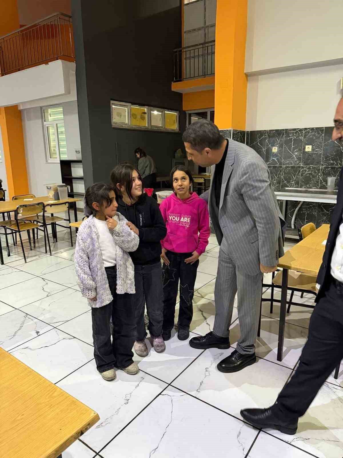 Başkan Durak &ouml;ğrencilerle iftar a&ccedil;tı
