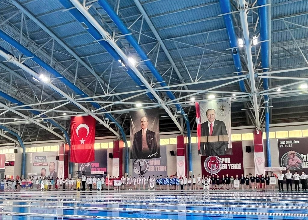 Eskişehir’de yüzme müsabakaları başladı