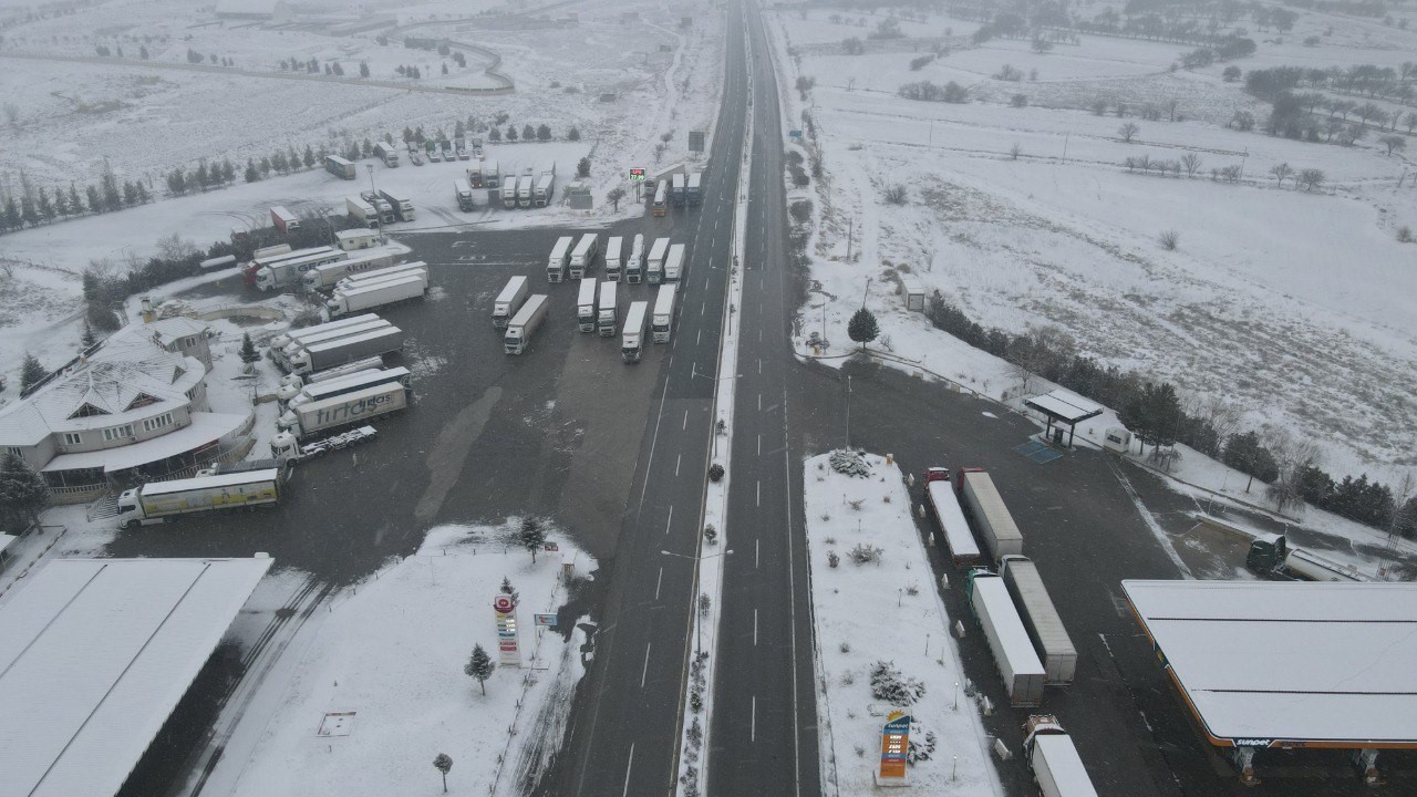 Erzincan&rsquo;da kar yağışı ulaşımı aksattı
