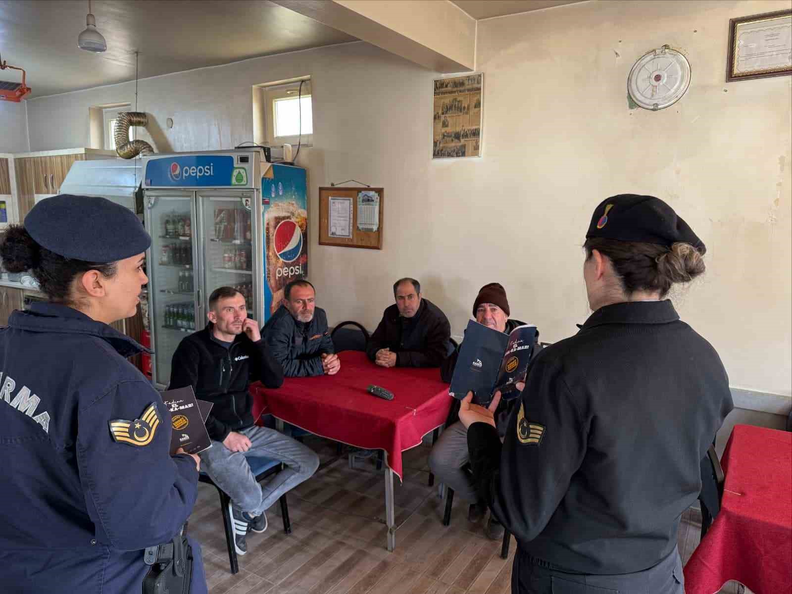 Jandarma vatandaşları kadına şiddetli m&uuml;cadele konusunda bilgilendirdi
