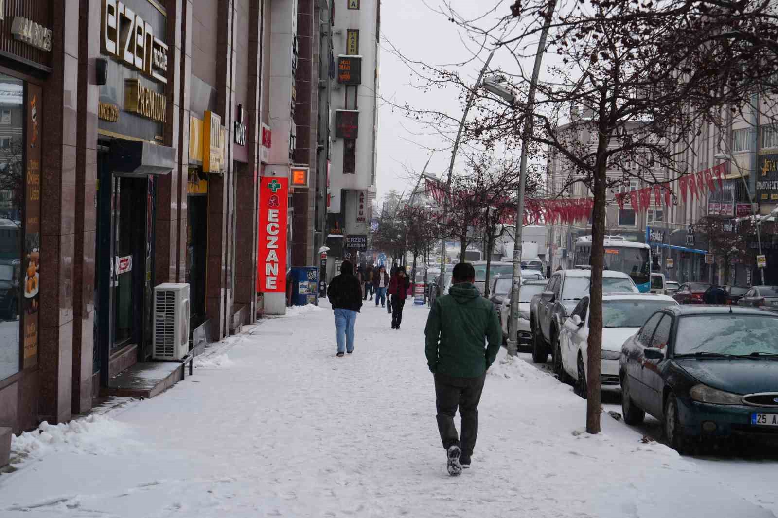 Erzurum&rsquo;da kar yağışı etkili oluyor
