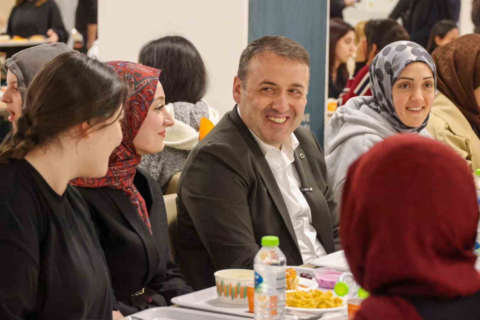 Vali S&ouml;zer, &ouml;ğrencilerle bir araya gelerek hedeflerini dinledi
