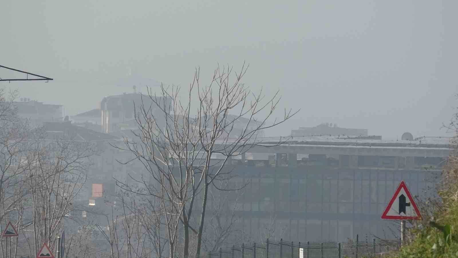 İstanbul&rsquo;da sis etkisini g&ouml;stermeye devam ediyor
