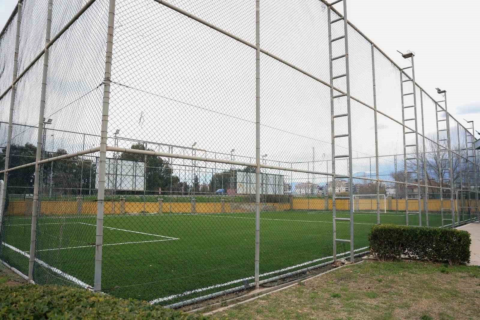 &Ccedil;eştepe&rsquo;deki halı saha yeniden hizmete a&ccedil;ıldı
