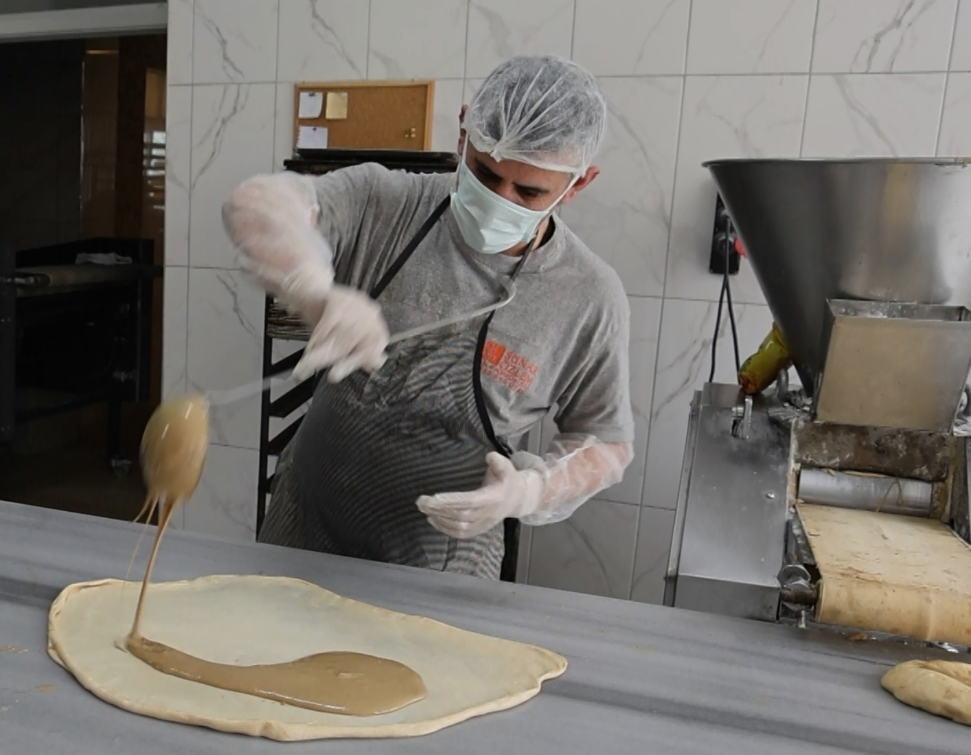 İftar ve sahur sofralarının vazgeçilmezi tahinli pide ilgi görüyor