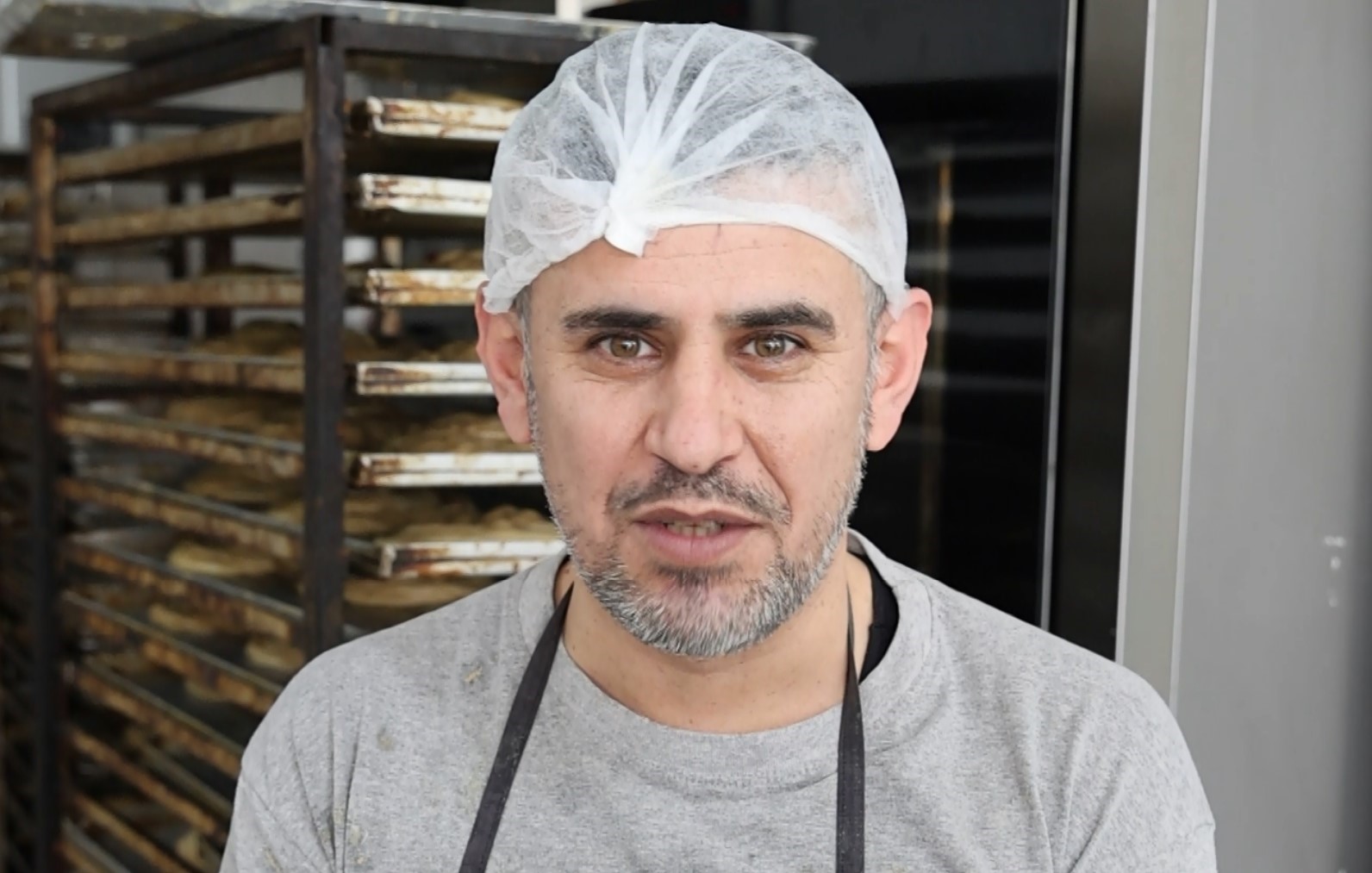 İftar ve sahur sofralarının vazgeçilmezi tahinli pide ilgi görüyor