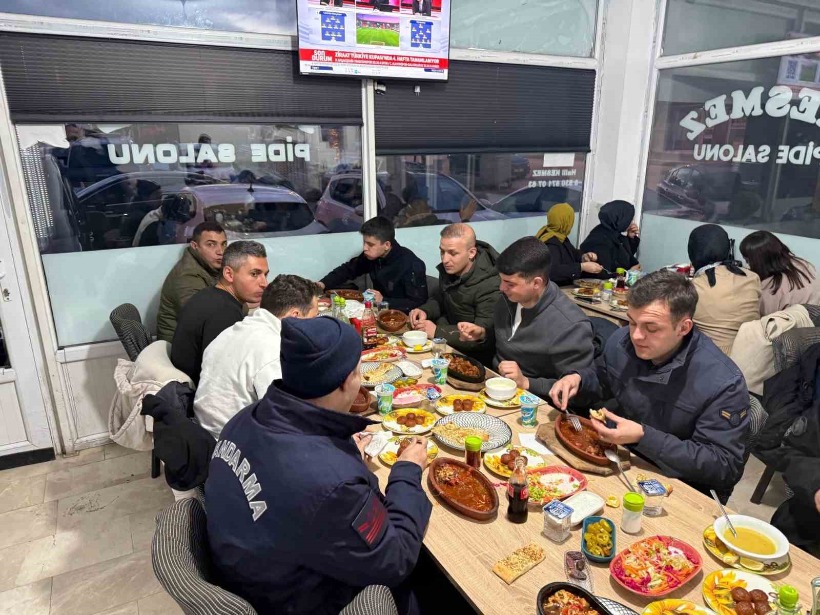 &Ccedil;avdarhisar Kaymakamı Murat Ak, emniyet ve jandarma personeliyle iftarda buluştu
