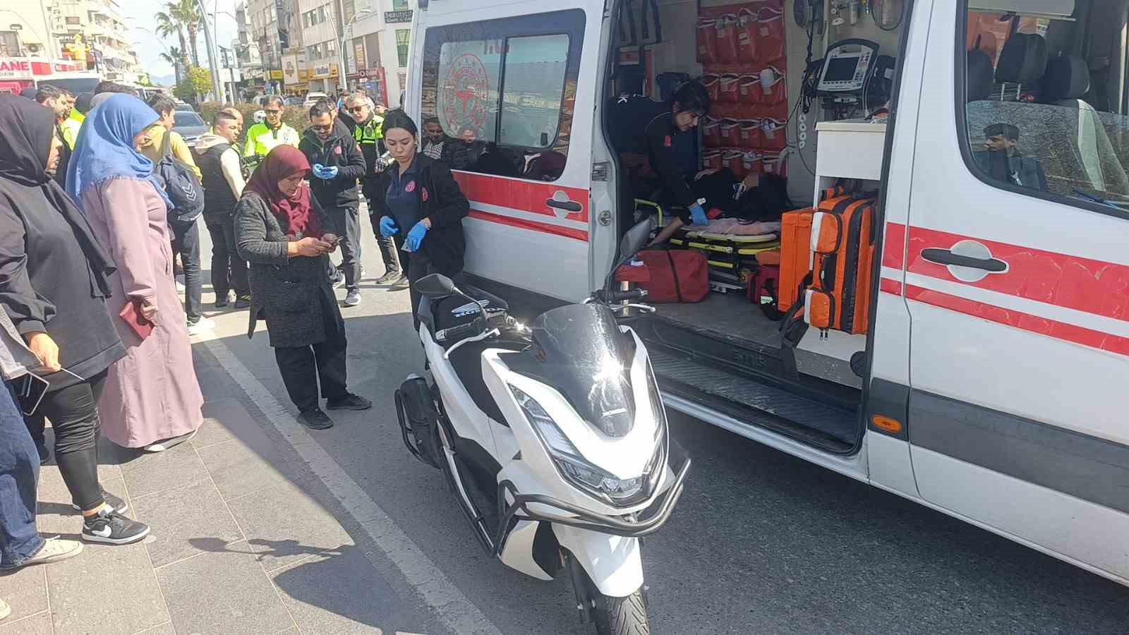 Kaza haberini alıp geldi, kızının elini tutup başını okşayarak teselli etti