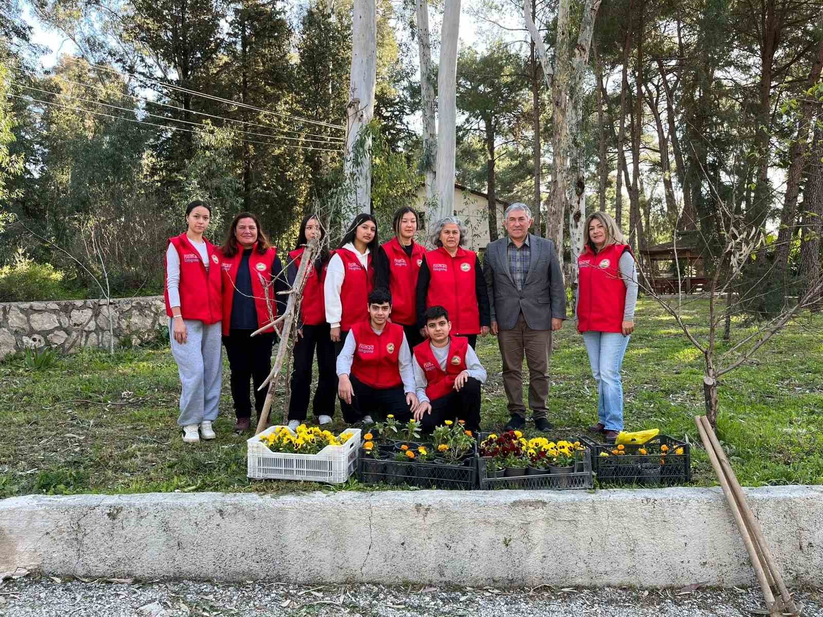 Tarım Lisesi &ouml;ğrencilerinden &ouml;zel eğitim okuluna &ccedil;i&ccedil;ekli destek
