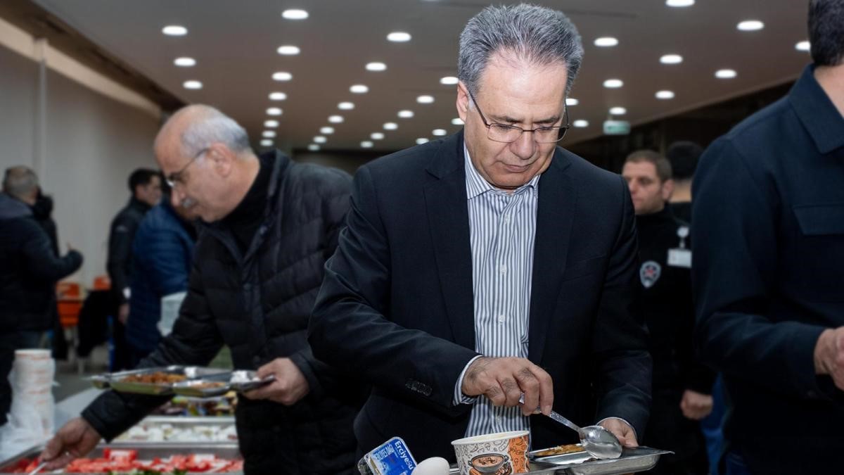 Başkan Er ile Rekt&ouml;r Akpolat sahur programında &ouml;ğrencilerle bir araya geldi
