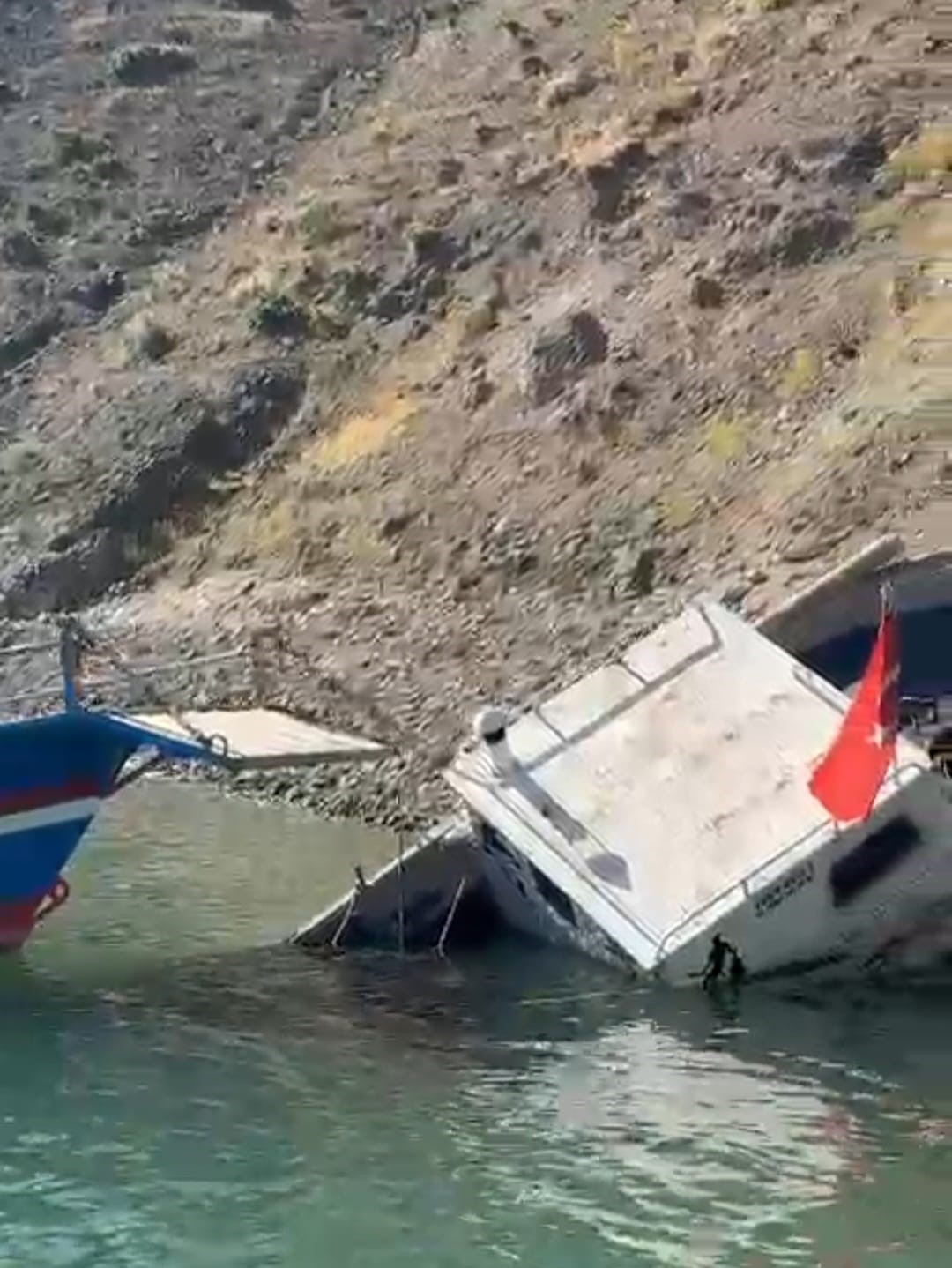 Elazığ&rsquo;da fırtınaya dayanamayan tekne suya g&ouml;m&uuml;ld&uuml;
