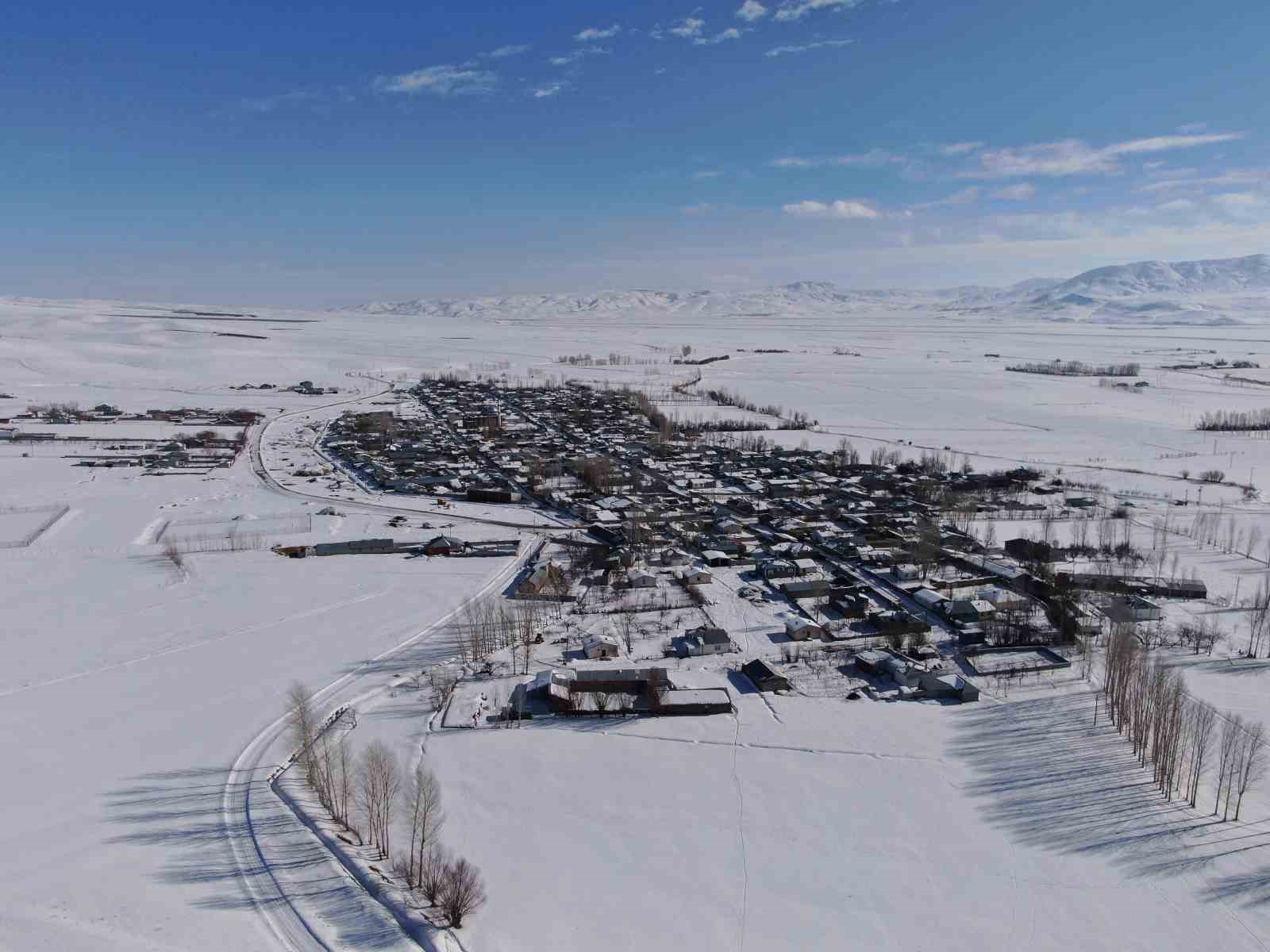 Van’da karla gelen güzellik: Yerleşim yerleri beyaz gelinliğini giydi