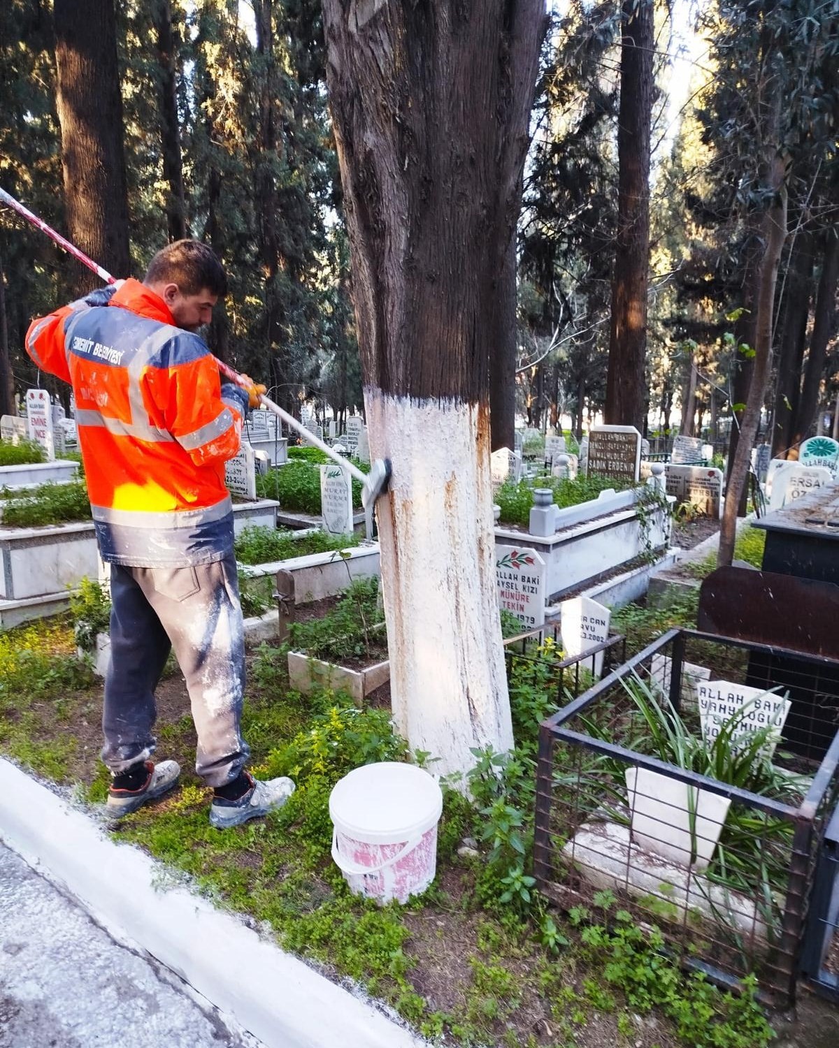 Edremit Belediyesi bayram &ouml;ncesi mezarlıklarda bakım &ccedil;alışmalarını sıkılaştırdı
