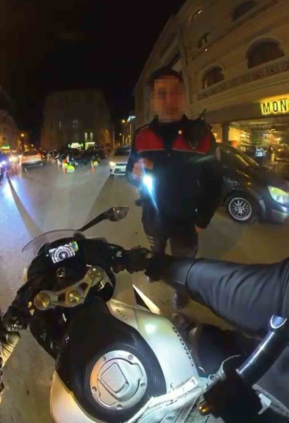 Kurye ile polis arasında komik ceza diyaloğu: "Ka&ccedil;arsanız yakalarım"
