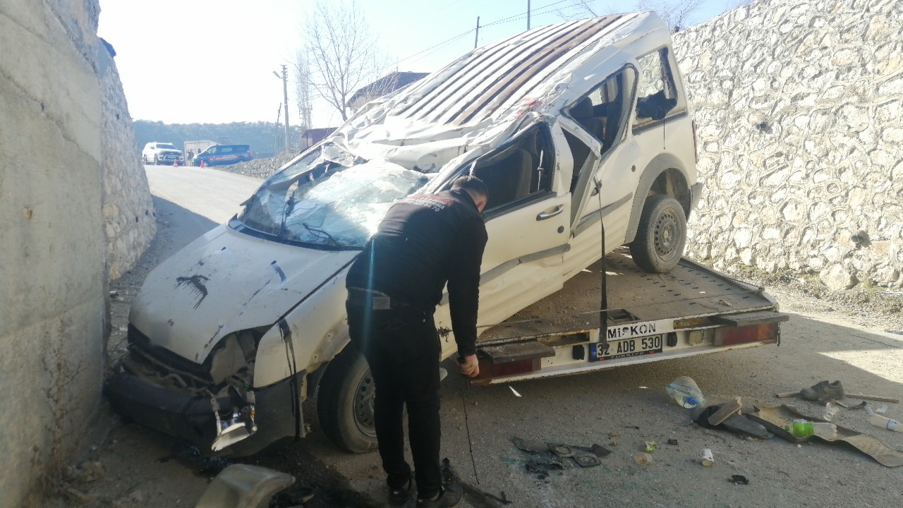 Isparta&rsquo;da kontrolden &ccedil;ıkan ara&ccedil; k&ouml;pr&uuml;den u&ccedil;tu: 1&rsquo;i ağır 3 yaralı
