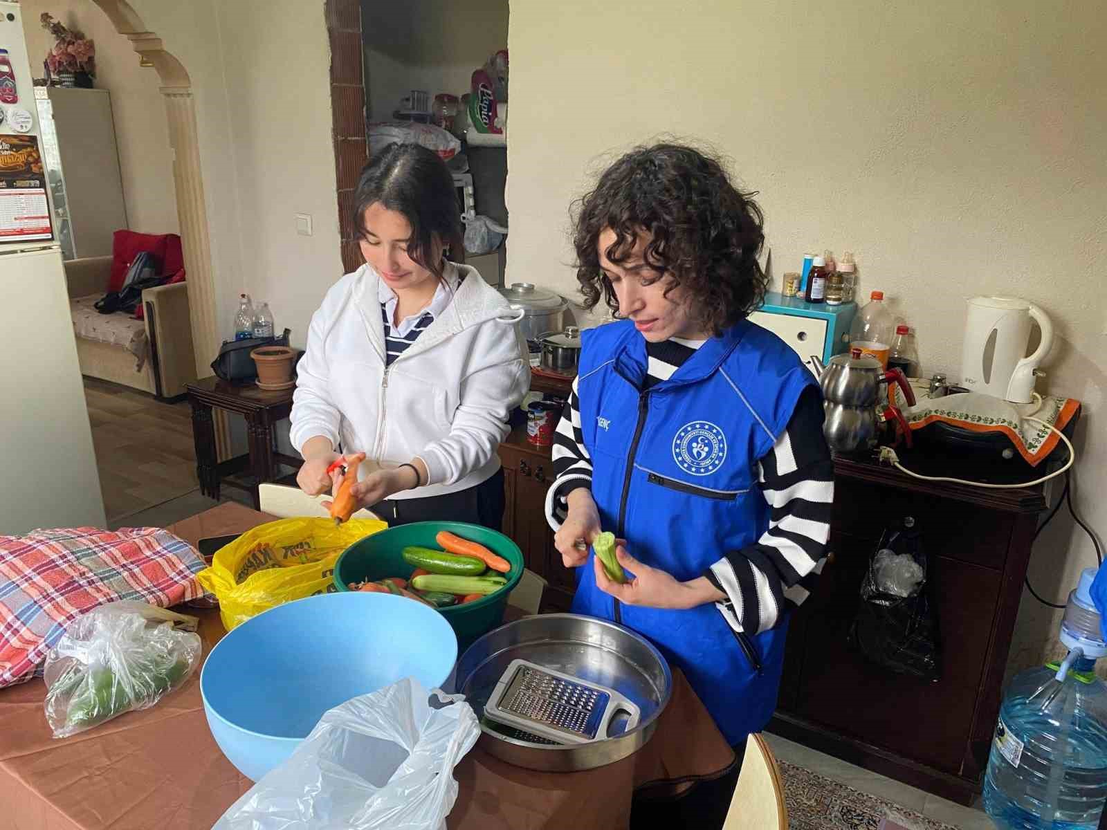 Gen&ccedil;ler mutfağa girdi iftar i&ccedil;in sofra kurdu
