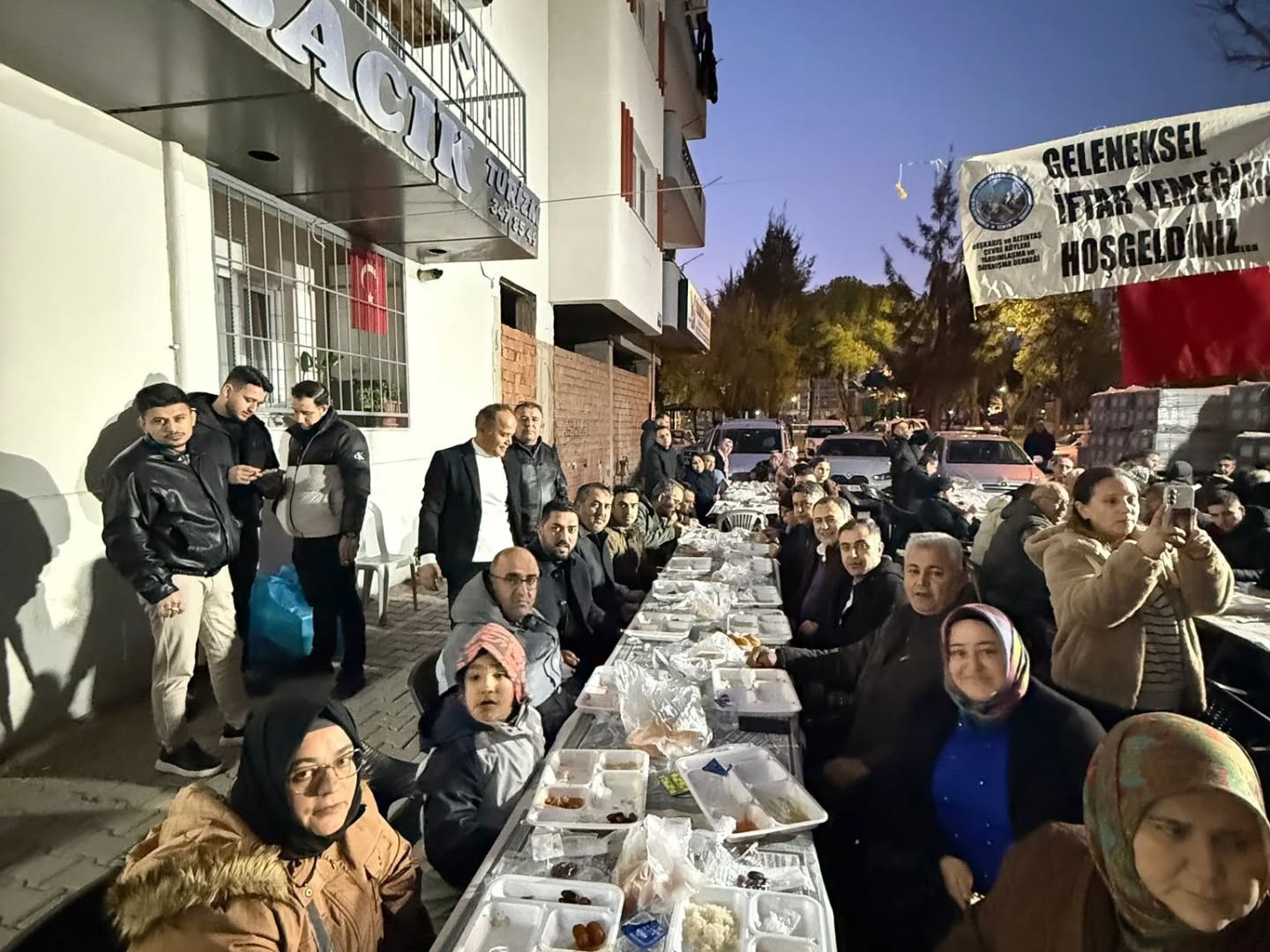 İzmir&rsquo;de yaşayan K&uuml;tahyalıları iftar sofrasında buluşturdu
