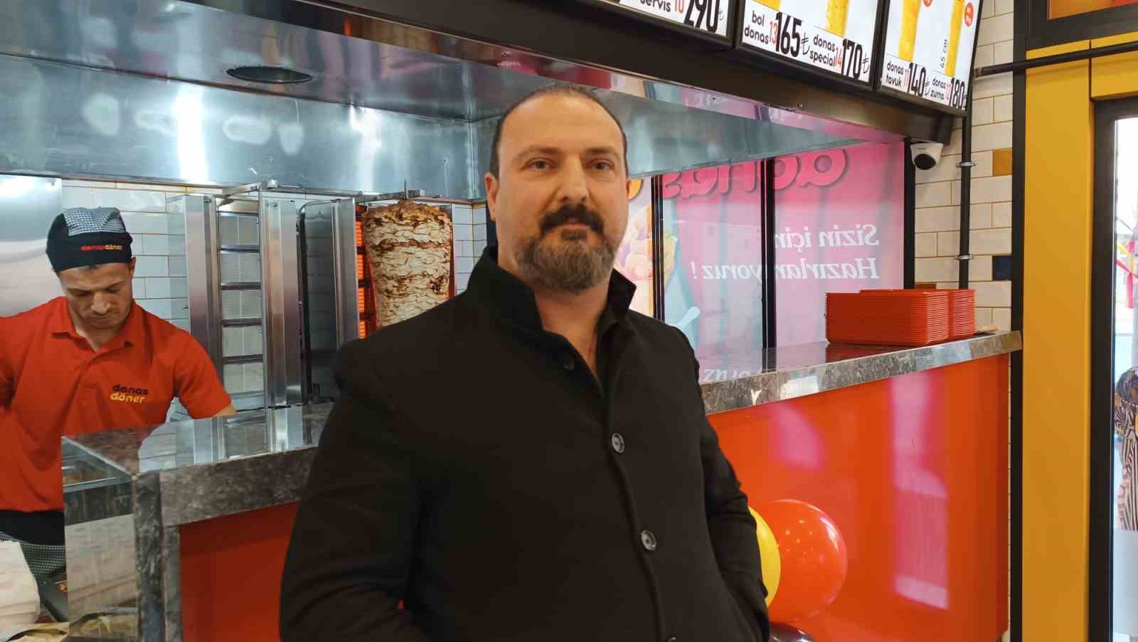 Batman&rsquo;da yeni a&ccedil;ılan d&ouml;nerci, bin kişiye &uuml;cretsiz iftar dağıttı
