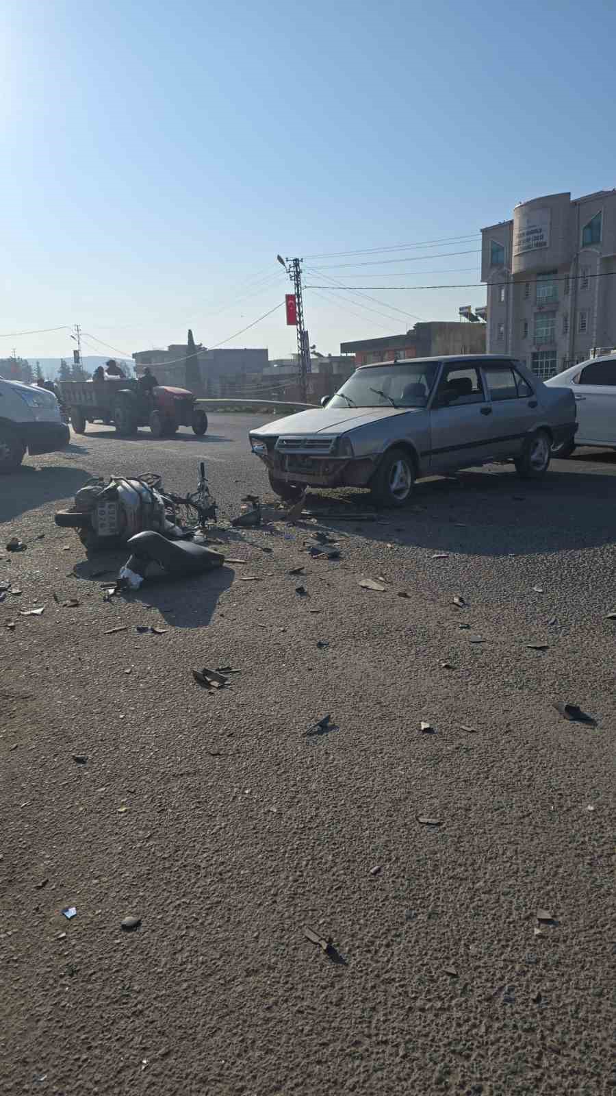 Otomobil ile &ccedil;arpışan motosiklet s&uuml;r&uuml;c&uuml;s&uuml; ağır yaralandı
