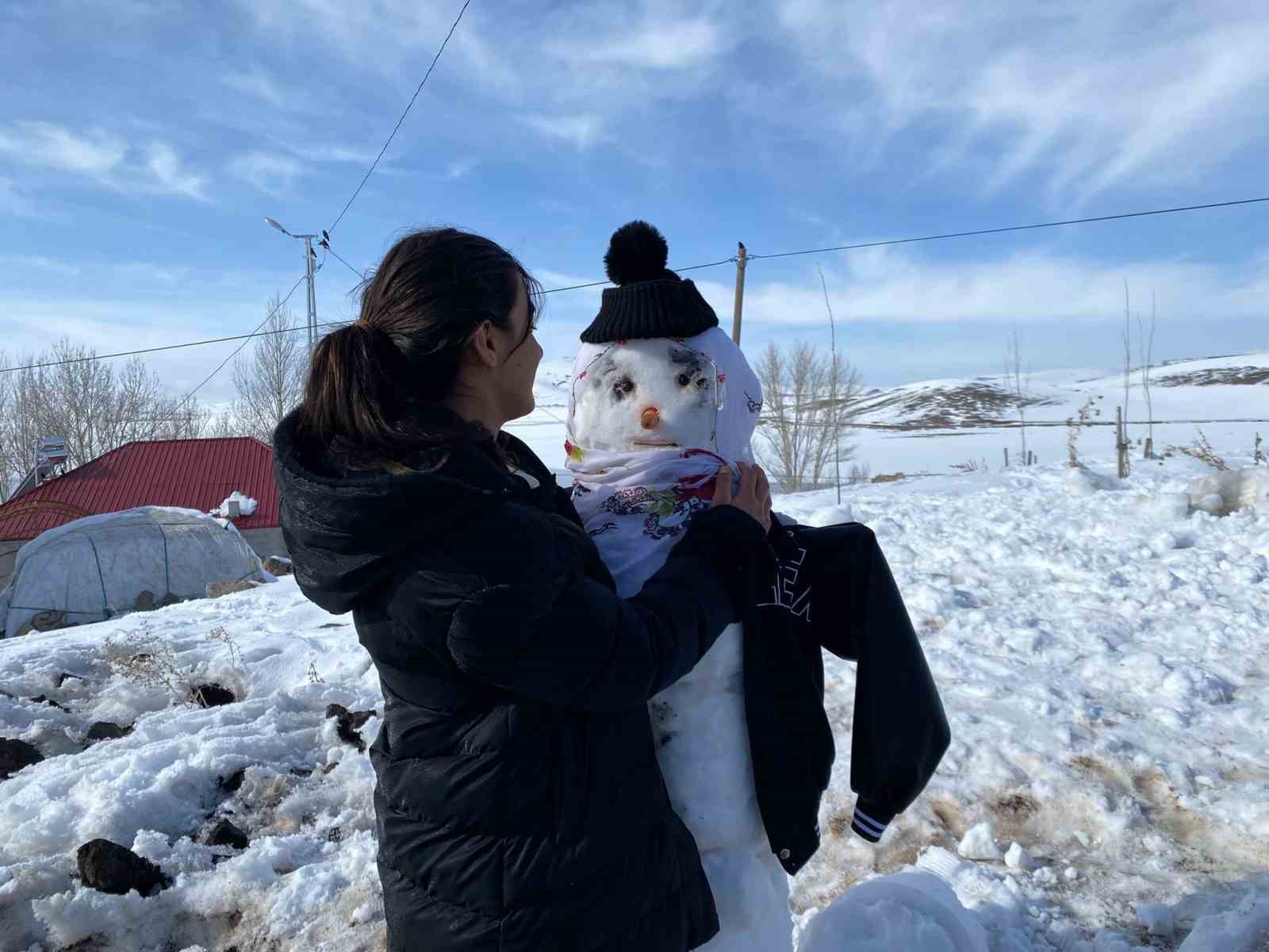 Ağrı’da kardan adamdan gelenek yaşatıldı