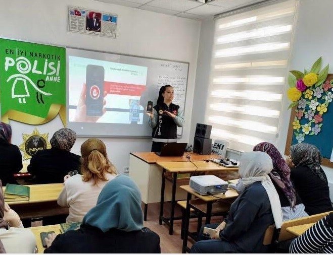 Narkotik ekiplerinden bir haftada 20 bilgilendirme etkinliği
