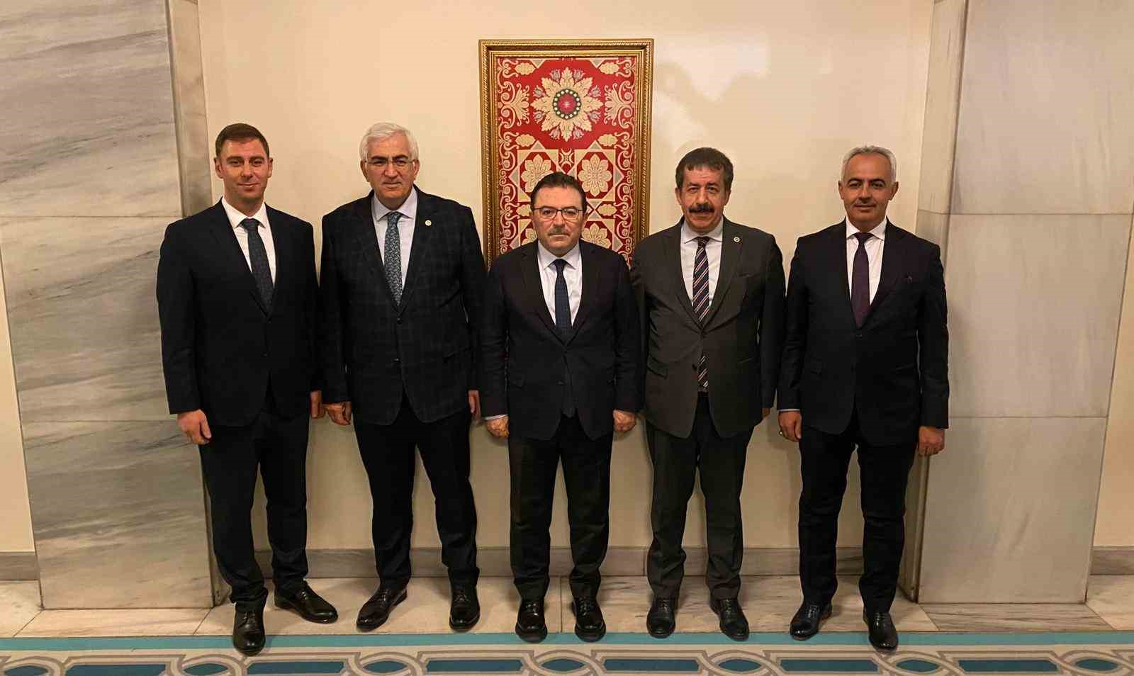 Oltu’ya dev yatırım: Modern spor salonu için imzalar atıldı