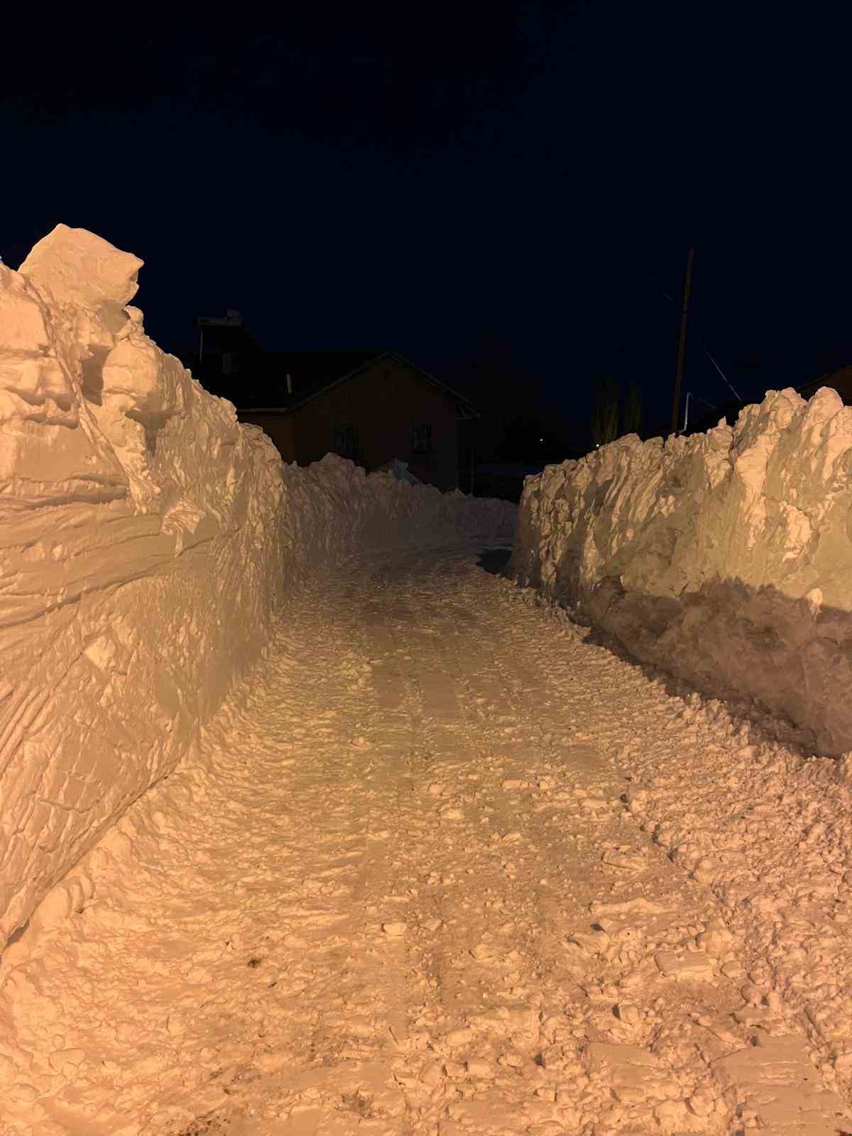 Kar kalınlığı iş makinesinin boyunu ge&ccedil;ti
