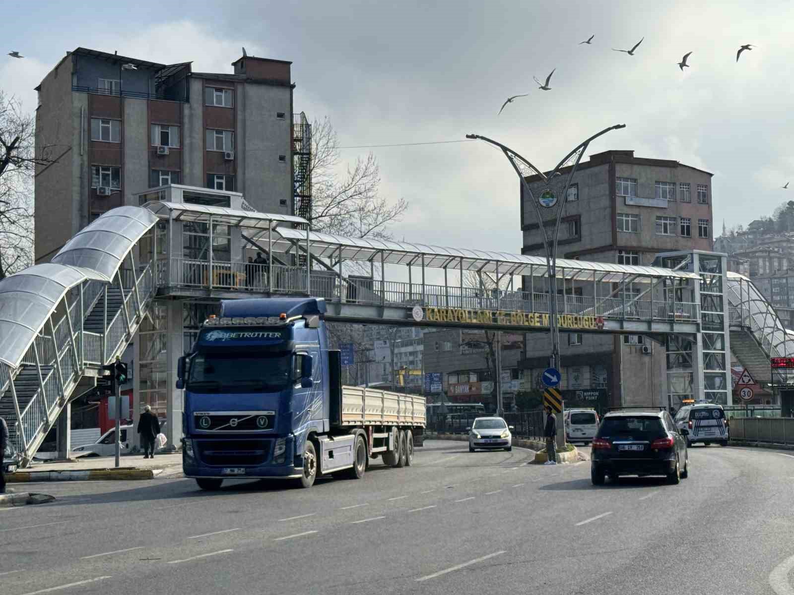 &Uuml;st ge&ccedil;it asans&ouml;r&uuml;nde sona gelindi
