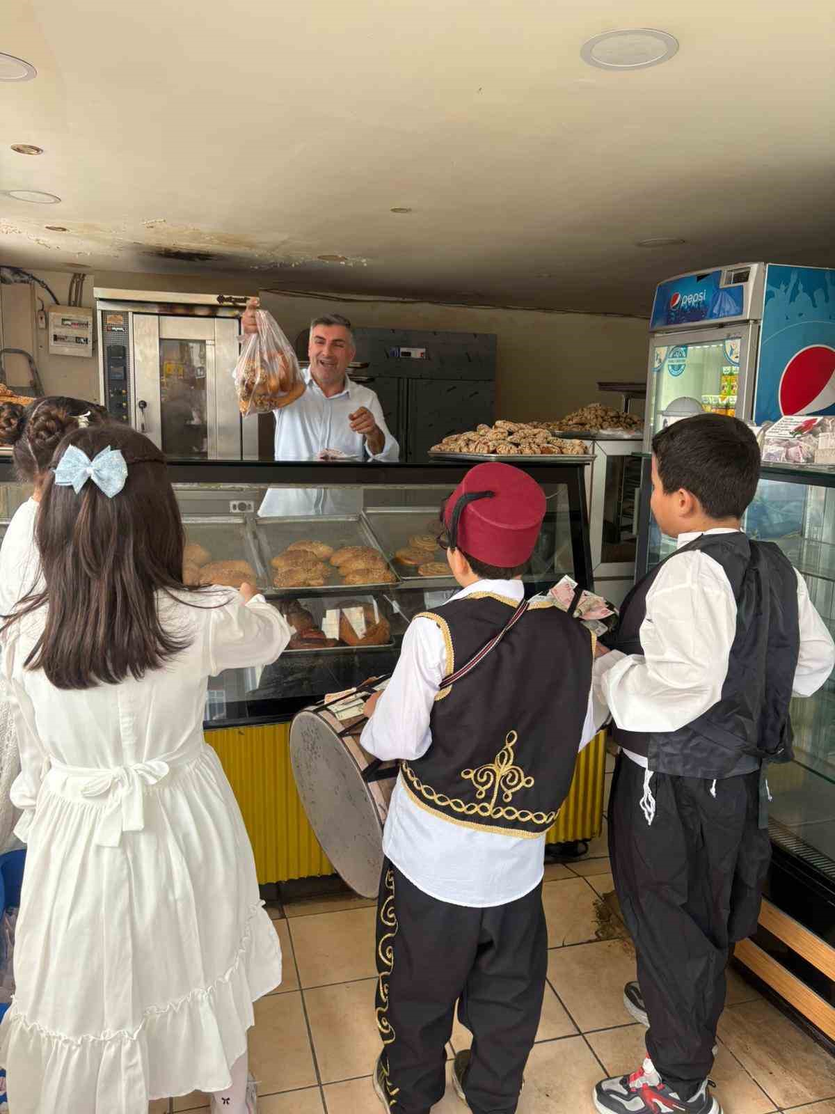 Osmaniye’de öğrenciler maniler okudular, lokum dağıttı