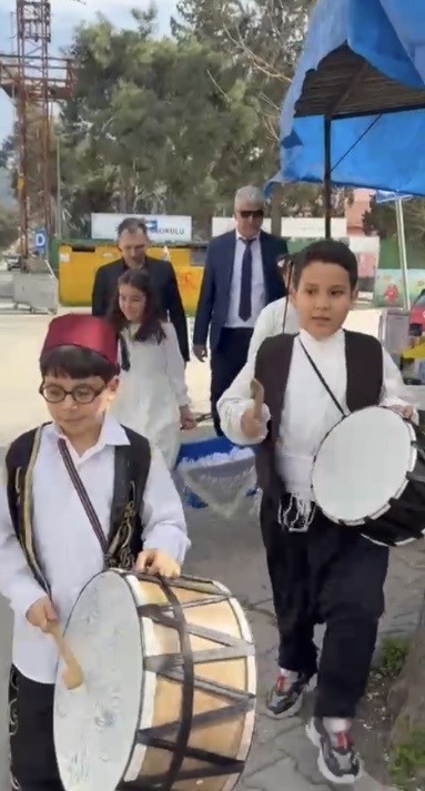 Osmaniye&rsquo;de &ouml;ğrenciler maniler okudular, lokum dağıttı
