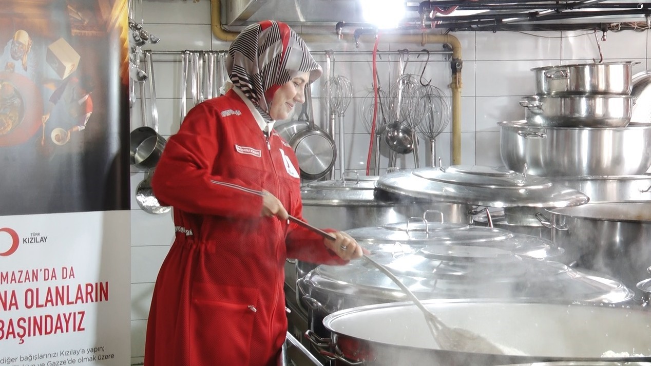 T&uuml;rk Kızılay Başkanı Yılmaz: "G&ouml;&ccedil; olasılığına karşı, ge&ccedil;ici beslenme ihtiyacına karşı b&uuml;t&uuml;n hazırlıklarımız tamam"
