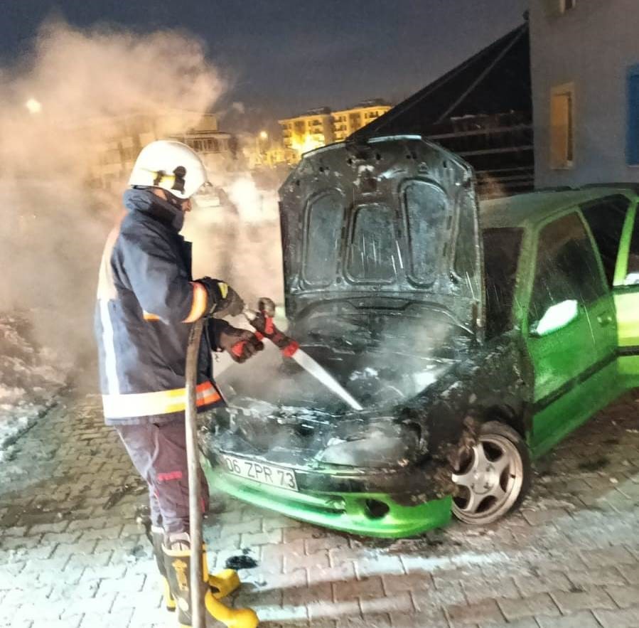 Van&rsquo;da park halindeki otomobil yandı
