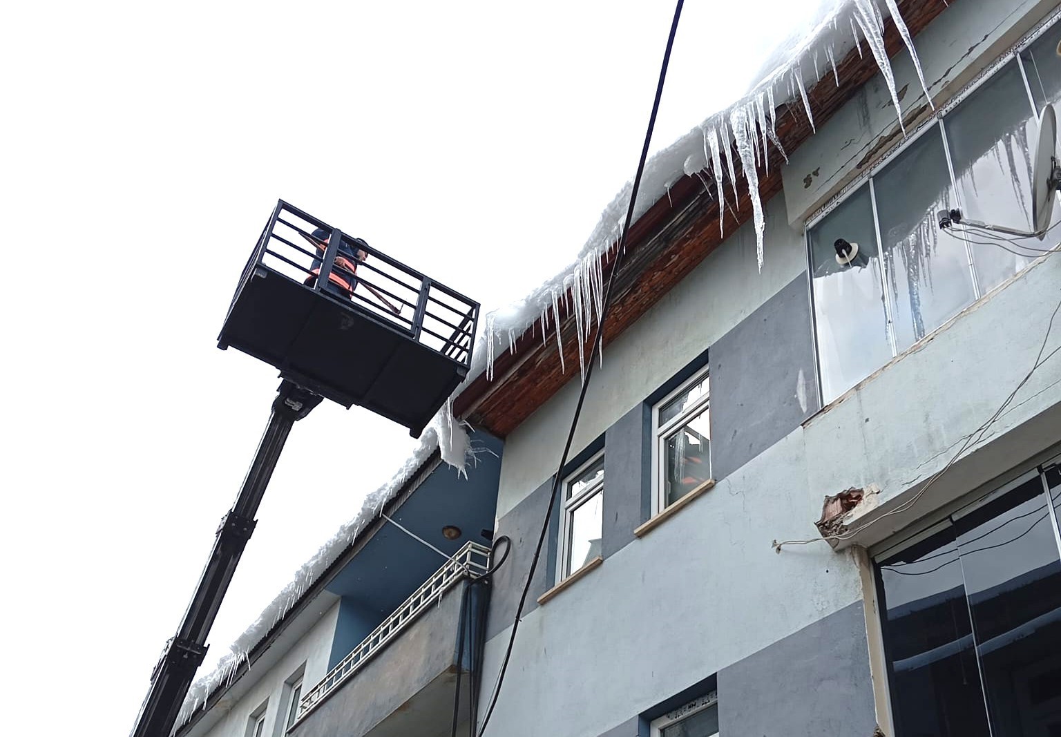 Bayburt&rsquo;ta buz sarkıtları temizlendi
