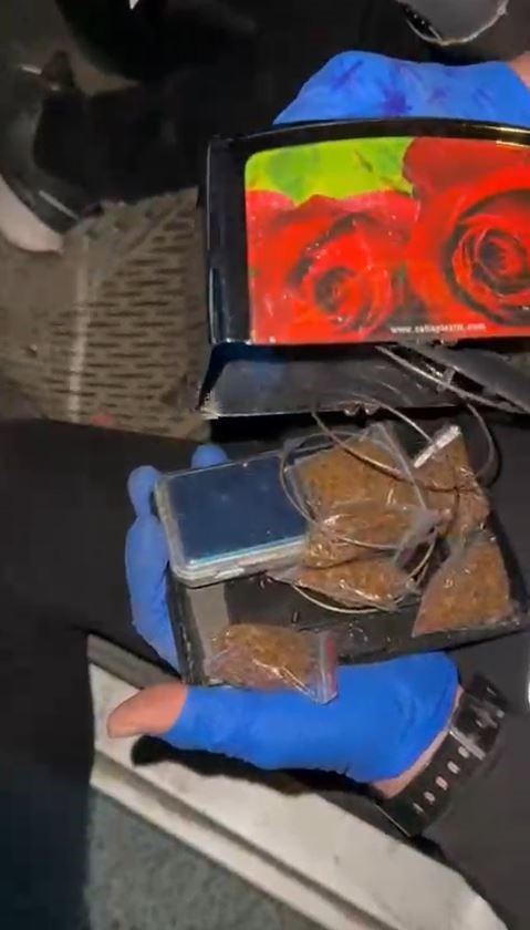 B&uuml;y&uuml;k&ccedil;ekmece&rsquo;de pe&ccedil;ete kutusundan uyuşturucu &ccedil;ıktı
