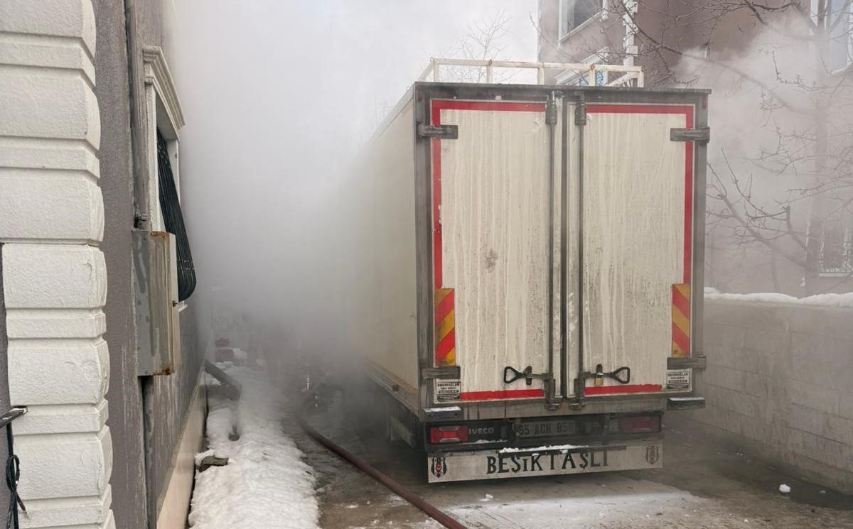 Van&rsquo;da park halindeki kamyonet yandı
