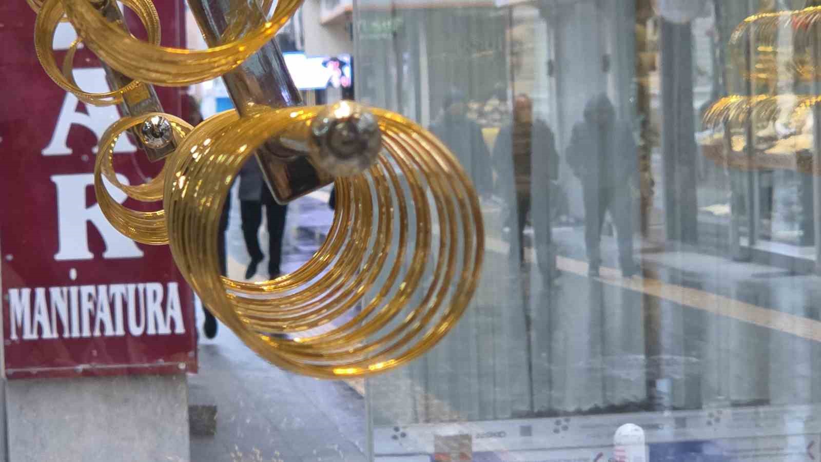 &Ouml;zman: "Altın uzun vadeli bir yatırım"
