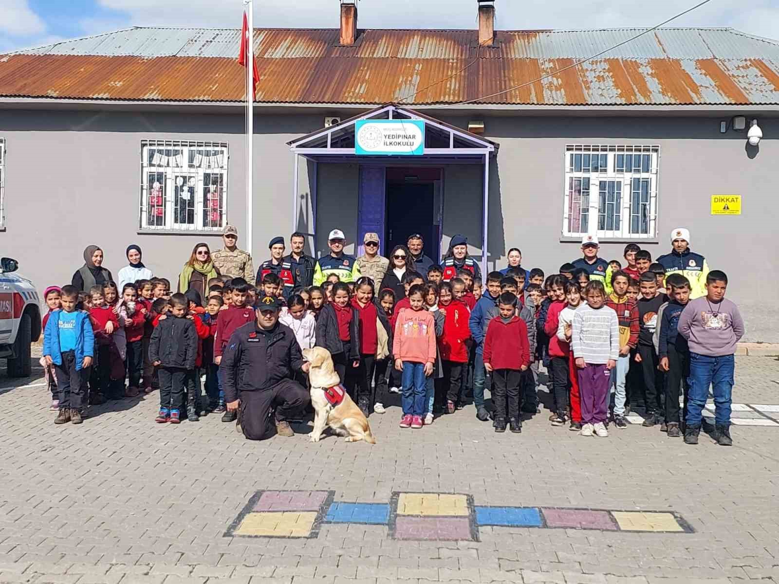 Muş&rsquo;ta jandarmadan &ouml;ğrencilere g&uuml;venlik ve trafik eğitimi
