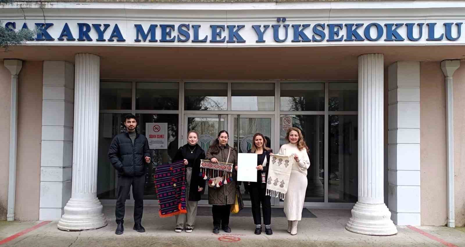 &Uuml;niversiteli &ouml;ğrenciler geleneksel dokumayı yerinde &ouml;ğrendi
