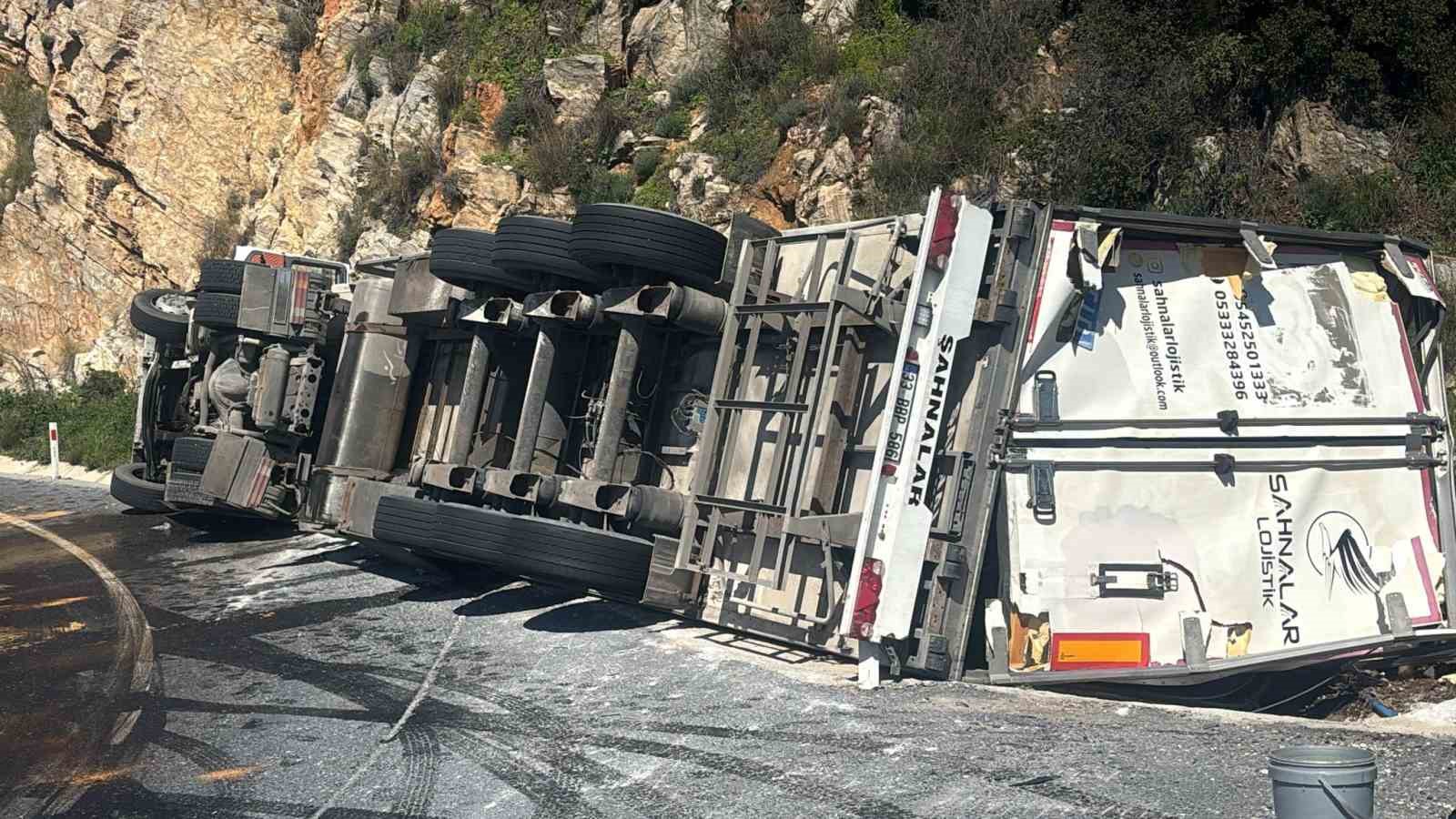 Gazipaşa&rsquo;da muz y&uuml;kl&uuml; tır devrildi
