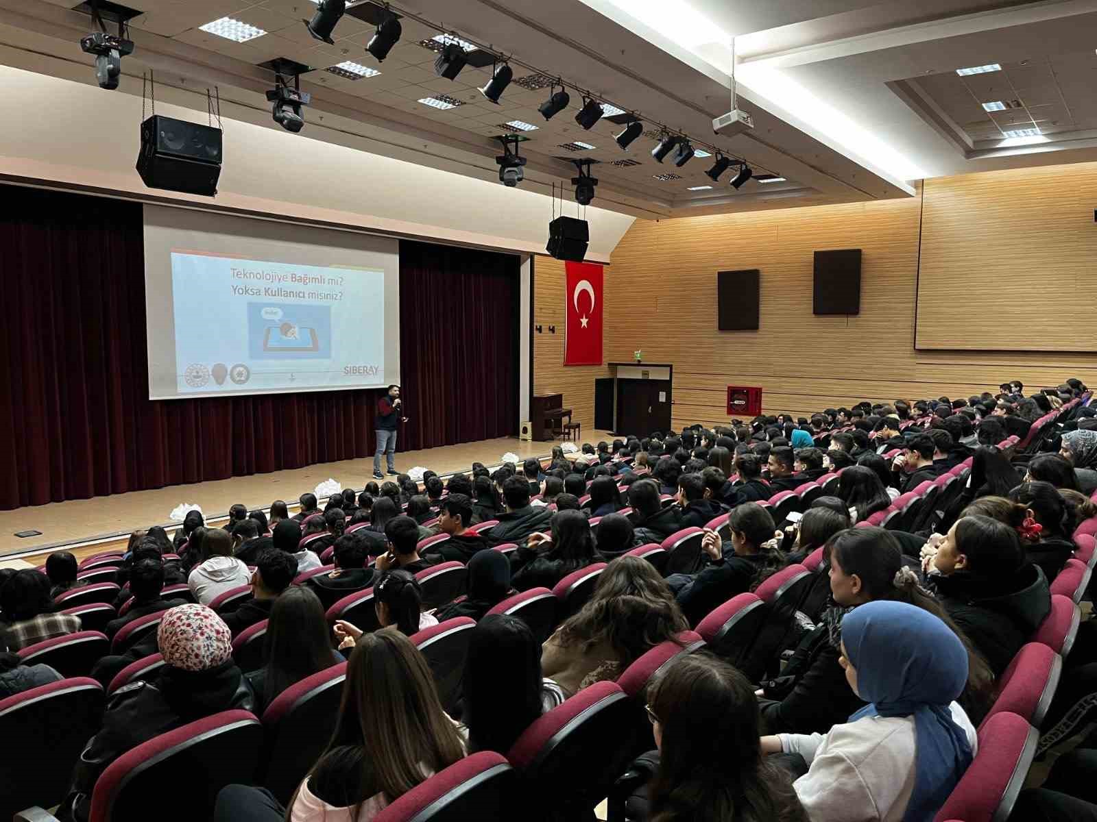 Denizli&rsquo;de 890 &ouml;ğrenci ve &ouml;ğretmene siber g&uuml;venlik eğitimi verildi
