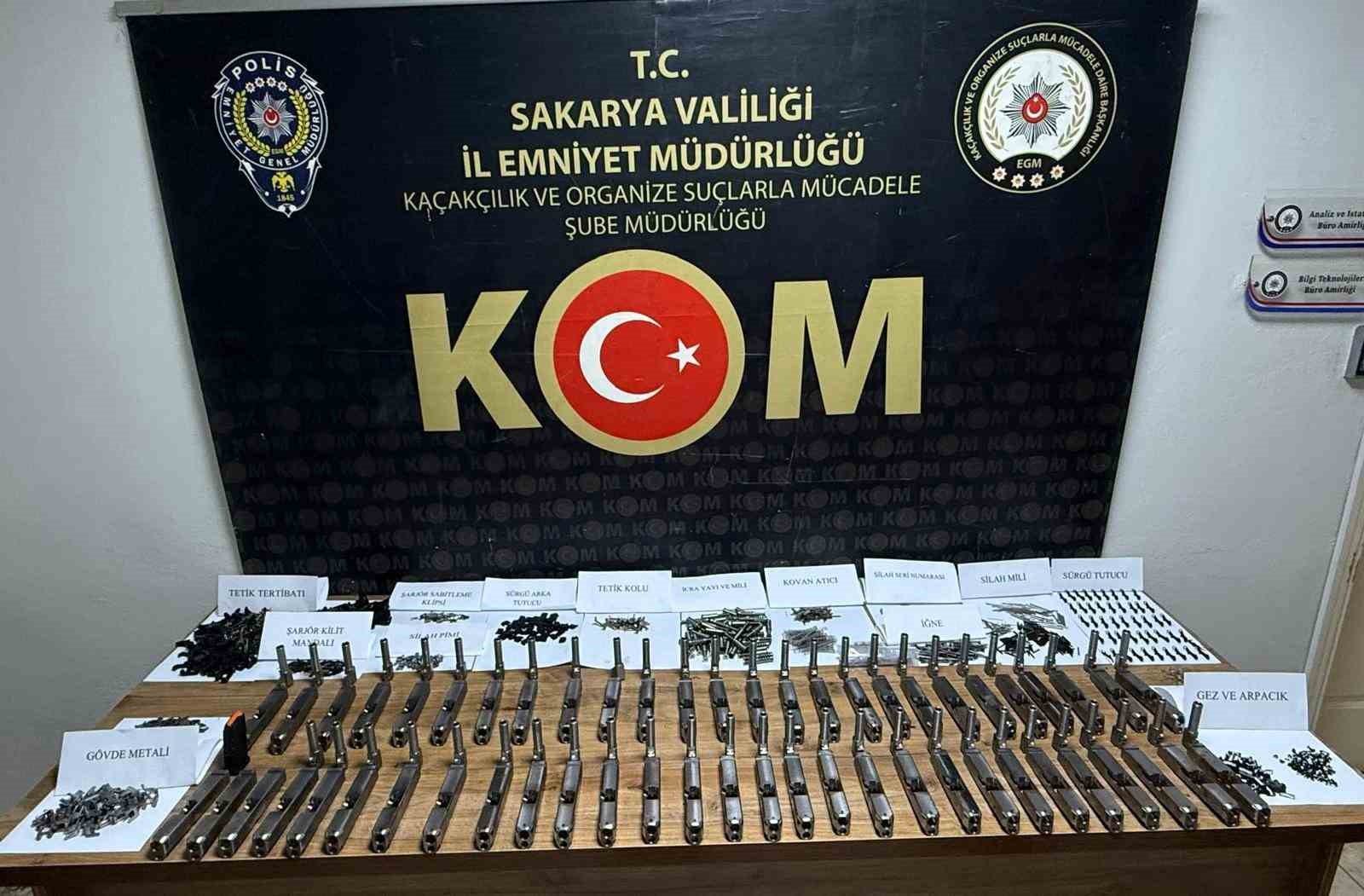 Otomobilin kapılarına zulalanmış cephanelik polis ekiplerince yakalandı
