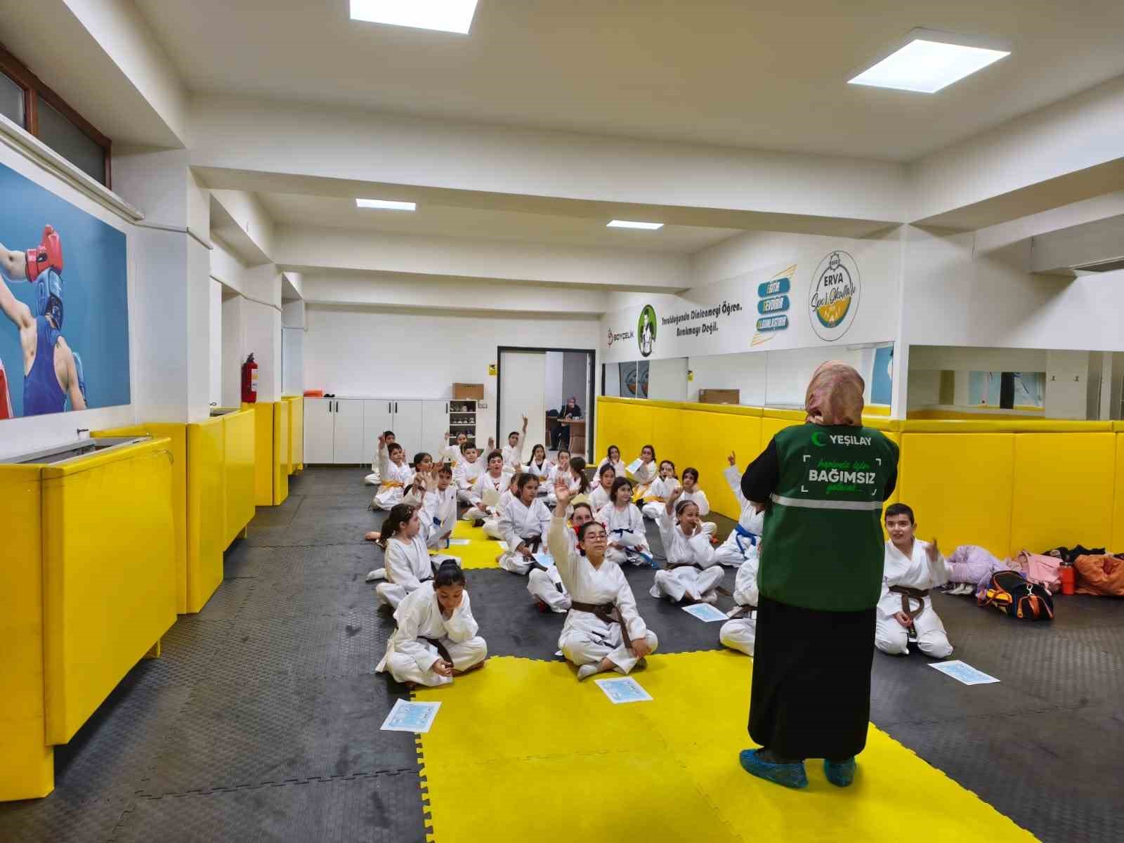 Yeşilay&rsquo;dan sporcu gen&ccedil;lere &rsquo;bağımlılıkla m&uuml;cadele seminerleri&rsquo;
