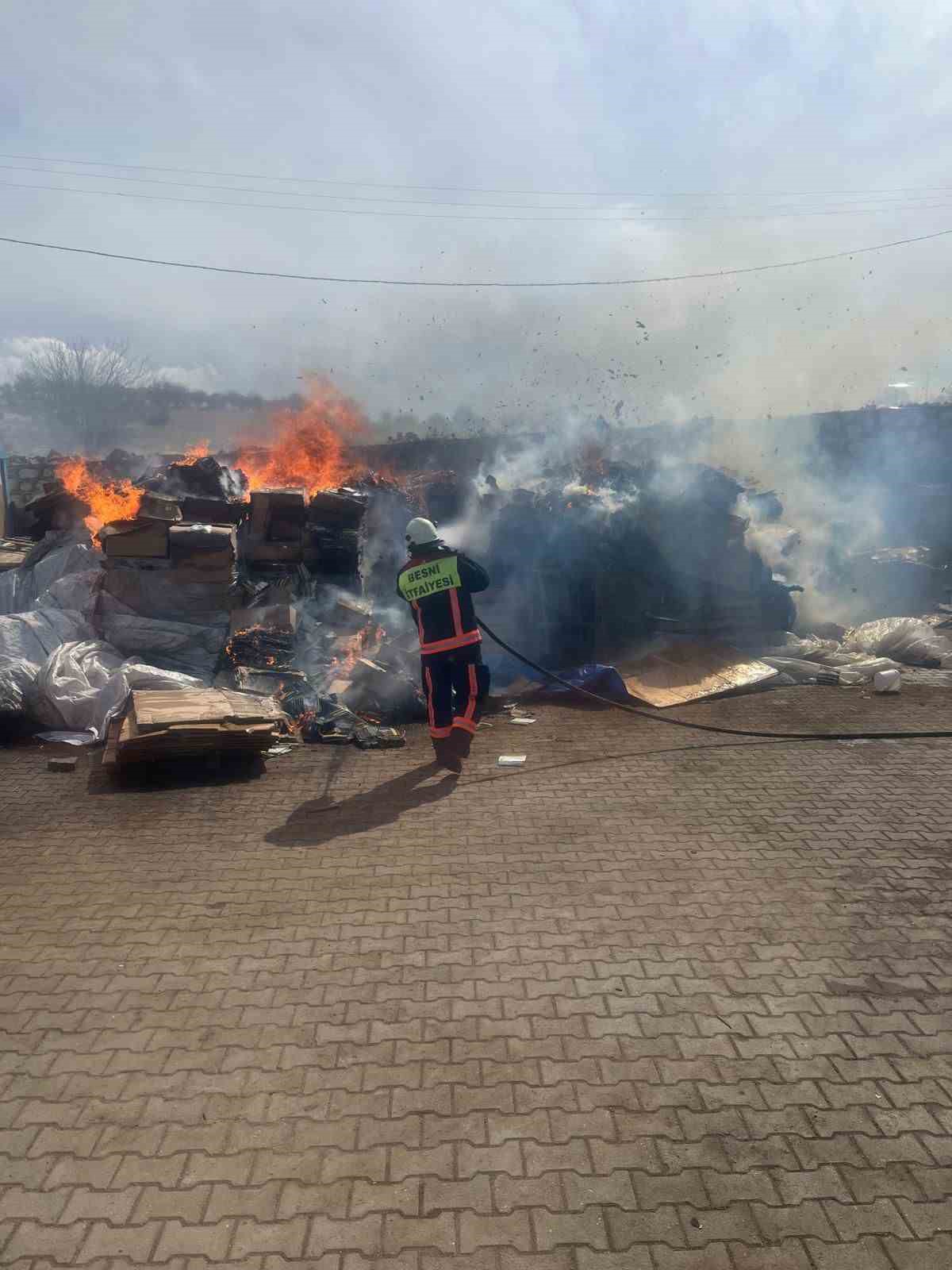 Besni&rsquo;de t&uuml;t&uuml;n fabrikasında korkutan yangın
