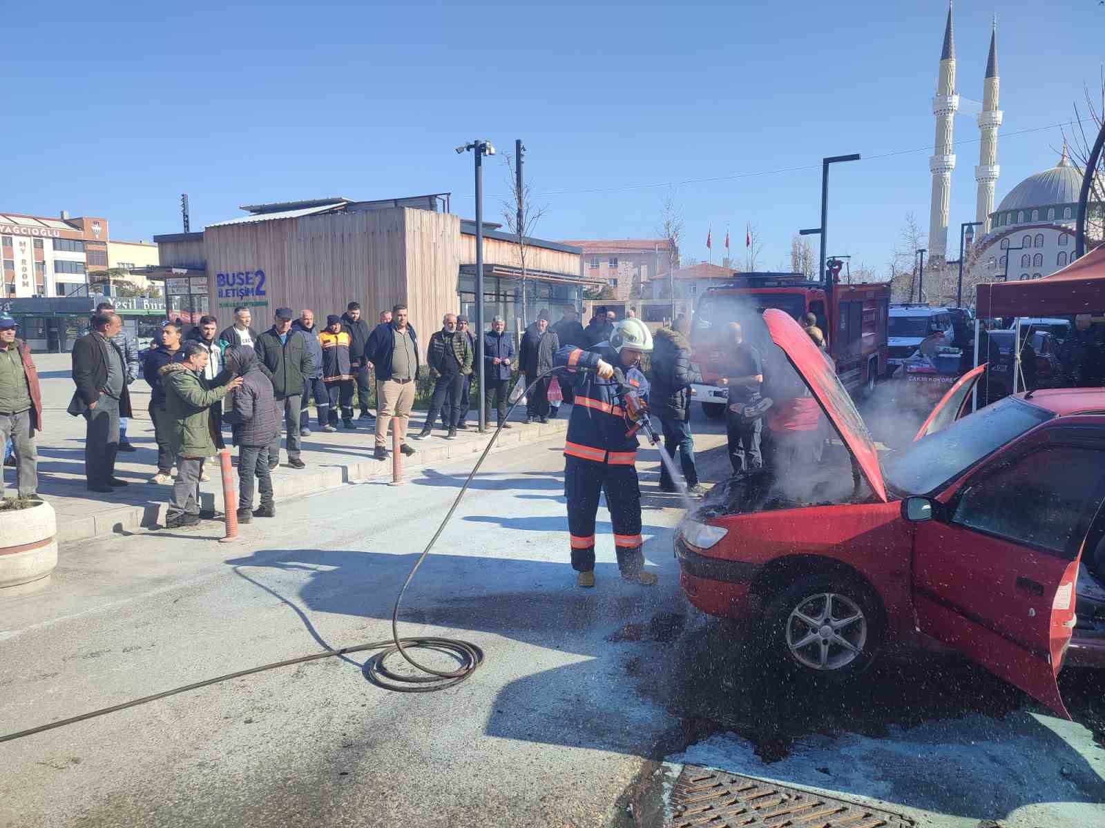 Keşan&rsquo;da otomobilde &ccedil;ıkan yangın b&uuml;y&uuml;meden s&ouml;nd&uuml;r&uuml;ld&uuml;
